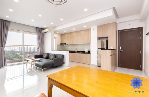 Tan Binh Apartment | Luxury 3Brs Apt w/Free Pool & Gym, 5mins from airport to building