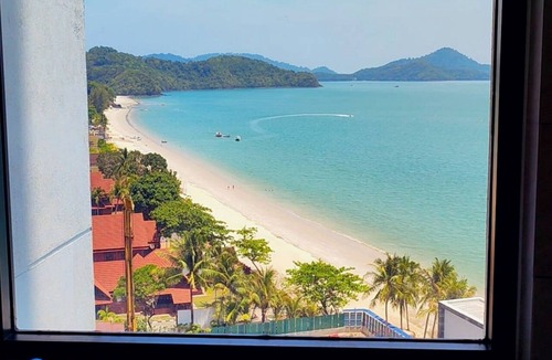Pantai Tengah Apartment | Luxury 4BR Beachfront Sanctuary in Langkawi Island