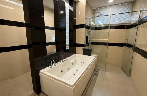 Batu Ferringhi Villa | Luxury 5BR stay walk to beach & Night market fun