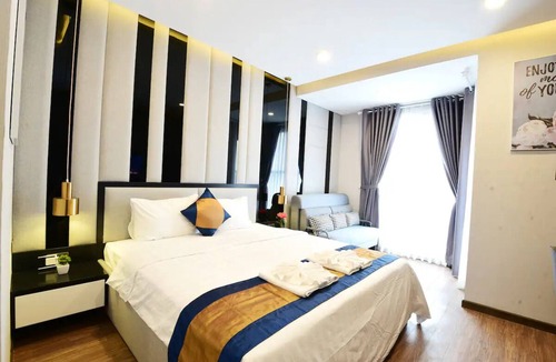 Bach Dang Riverside Apartment | Luxury for long-term stay in Saigon Royal, free Pool-Gym, rooftop BBQ, Netflix