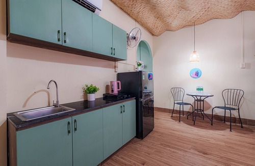 District 1 Bed & Breakfast | Một không gian rộng rãi thoải mái , có ban công ngồi thưởng thức cốc coffee nóng