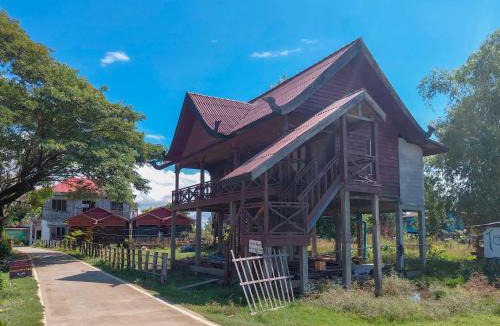 Muang Khong House | Mama Mon & Papa's