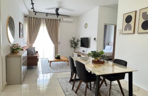Kota Warisan Apartment | Mamaqarl Homestay near KLIA with Wi-fi and Transport