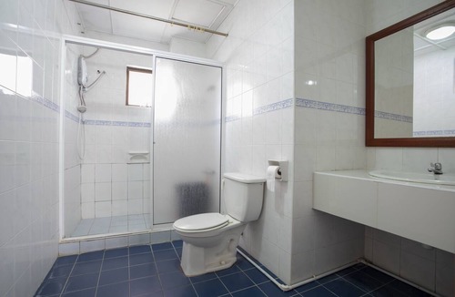 Downtown Kota Kinabalu Apartment | Marina Court 3bedroom Apartment Sleep 6pax Pool View with kitchen and balcony