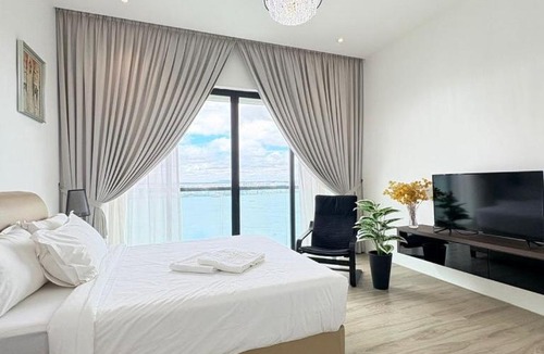 Bandar Baru Permas Jaya Apartment | Marina View Resort - Twin Bed Room