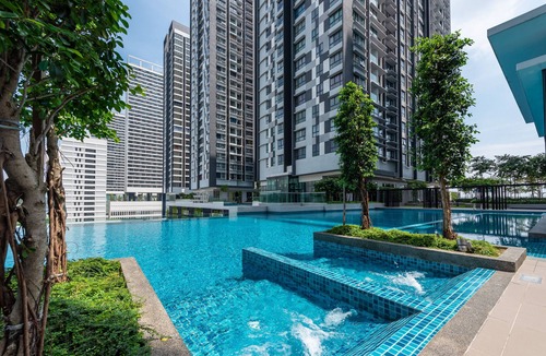 Sungai Buloh Condo | Mario's suite with direct MRT link & indulge in 50m infinity pool