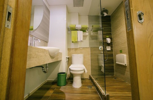Gubeng Hotel | MaxOneHotels at Dharmahusada - Surabaya