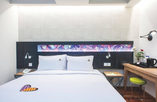 Gubeng Hotel | MaxOneHotels at Dharmahusada - Surabaya