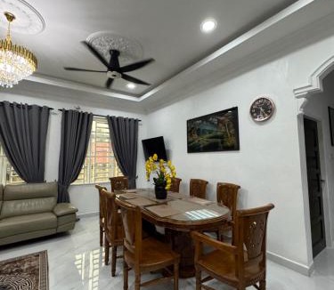 Bachok House | Medina Homestay Jelawat Spacious 3 Bedrooms