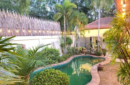 Pratumnak Hill Villa | mejestic green garden villa