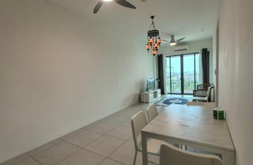 Kampung Masjid Timah Apartment | Meritus Comfy 3 Bedroom with 8 Pax