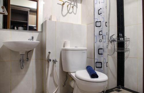 Bekasi Barat Apartment | Minimalist and Comfy 1BR Grand Kamala Lagoon Apartment By Travelio