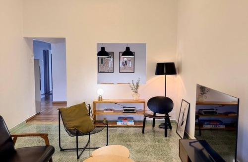 Taman Abad House | Minimalistic Home | 5 Min Walk to KSL | 4-8 guests