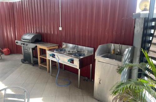 Jenjarom House | MKB Homestay - Landed Studio room with 2 Queen bed and Free Parking