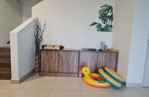 Kuala Langat District House | Modern Cozy Retreat Banting Private BBQ Kids Pool Corner Lot