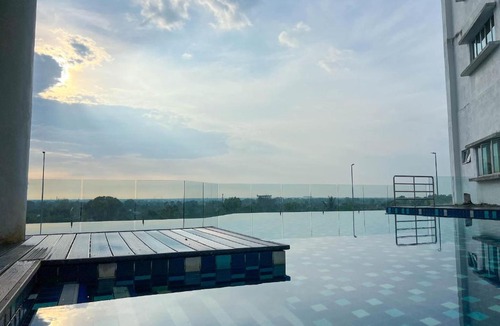 Asam Kumbang Apartment | Modern Muji Studio Condo with Swimming Pool, Free Netflix WiFi near Lake Garden Zoo
