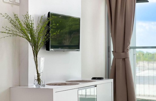 Asam Kumbang Apartment | Modern Muji Studio Condo with Swimming Pool, Free Netflix WiFi near Lake Garden Zoo