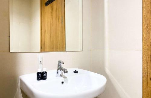 Duren Sawit Apartment | Modern Studio at Gateway Park LRT City Jatibening Apartment By Travelio