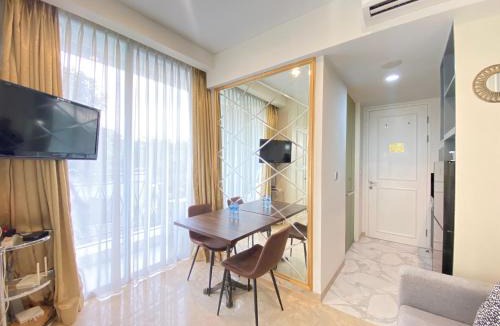 Hegarmanah Apartment | Modern Studio Room with Jacuzzi at Art Deco Apartment By Travelio
