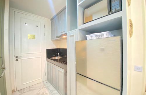 Hegarmanah Apartment | Modern Studio Room with Jacuzzi at Art Deco Apartment By Travelio