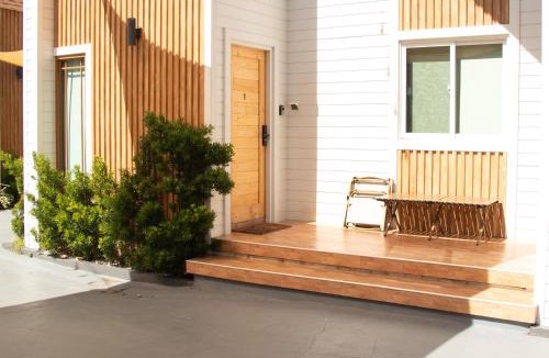 Noen Phra Hotel | Moon in 9 haus Cafe & Villas
