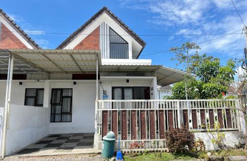 Dinoyo Villa | MP Villa New Ardmore A64 Malang