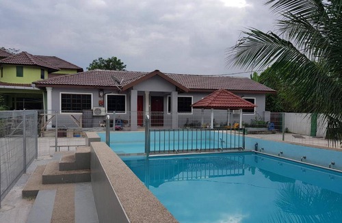 Merbau Sempak House | Mri Homestay Sg Buloh - 2 Br House with Centralised Private Pool