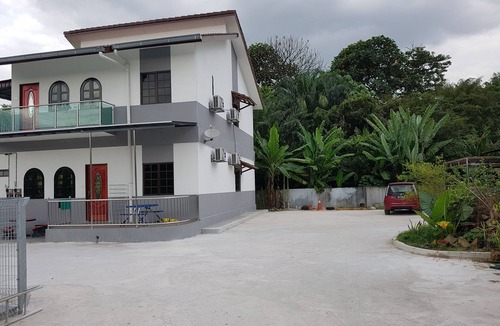 Merbau Sempak House | MRI Homestay Sg Buloh - 3 Bed/2 Bath GF