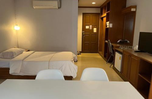 Chai Badan Hotel | Naraigrand Hotel (โรงแรมนารายณ์แกรนด์)