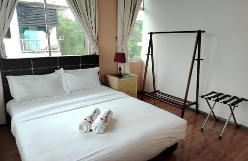 Richmond Hill House | Natol Homestay - Kuching Home Penthouse Airport Road