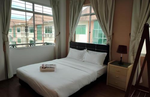 Richmond Hill House | Natol Homestay - Kuching Home Penthouse Airport Road
