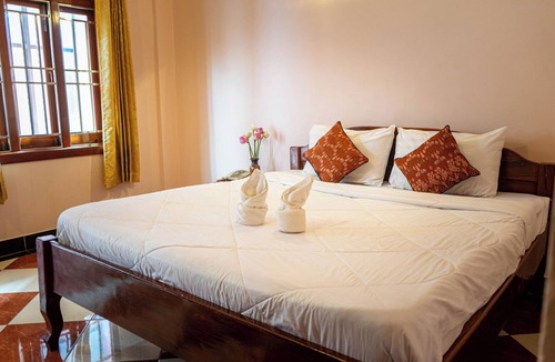 Daun Penh Hotel | Nawin Guesthouse