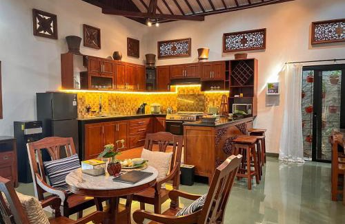 Solo City Centre Villa | Ndalem Srigading Villa Solo Entire Villa