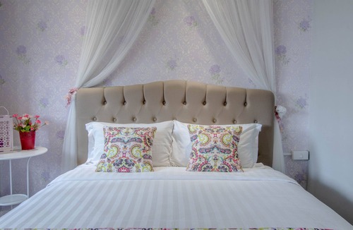 Bang Lamphu Lang Hotel | Near Wongwian Yai BTS,suitable for couples and families.