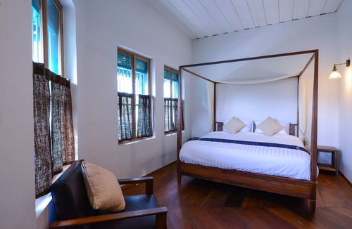 San Chao Pho Suea House | Neighbor Phuthon