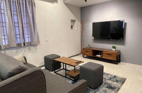 Taman Islands Glades House | *NEW 12Px w KTV/KidsPool/Billiard/Jacuzzi near USM