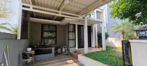 Dinoyo House | Nita's Sweet Home Tidar Malang Close to Soehat