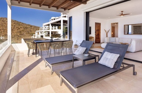Cerritos Apartment | Oceanfront 2BR Steps to Infinity Pool & Beach