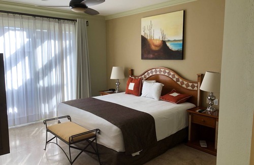 Cabo San Lucas Resort | Oceanfront 3-bedroom penthouse in Cabo San Lucas! Amazing views and amenities!
