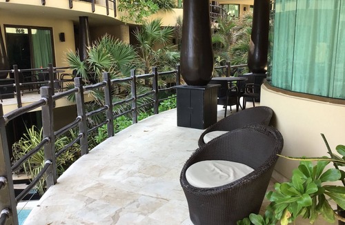 Downtown Condo | Oceanfront condo on beach w hot tub! Minutes walk to restaurants & bars! 2pools