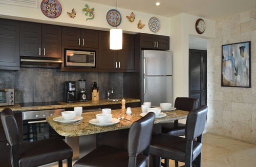 Downtown Condo | OceanFront condo, private hot tub, washer dryer ! Minutes walk to restaurants.