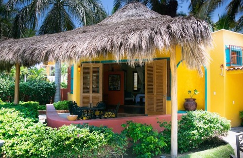 La Cruz de Huanacaxtle Cabin | Oceanfront villa private beach