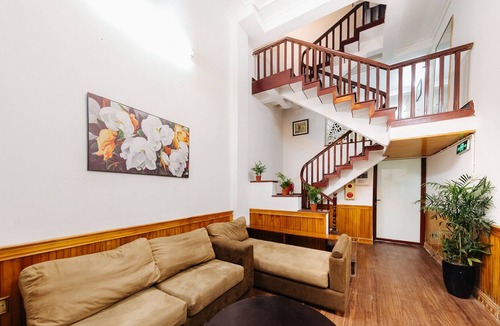 Van Mieu House | Old Quarter ENTIRE house - Bathtub,Balcony,BBQ area,Snooker, private bathrooms