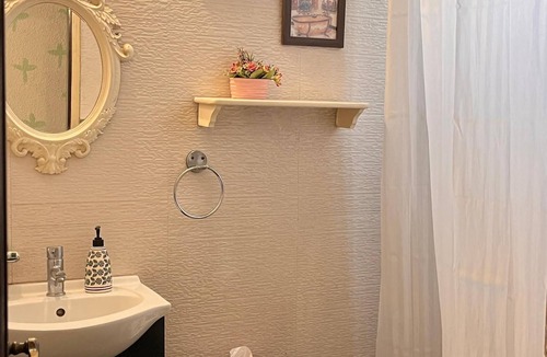 Safdarjung Enclave Bed & Breakfast | On The House