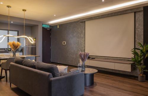 Seri Tanjung Pinang Apartment | Opulent Seaview Projector Lounge by The Only Bnb