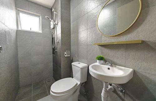 Bandar Baru Bangi Apartment | Ostia New Designer Spacious 4 BR w Netflix & Wifi