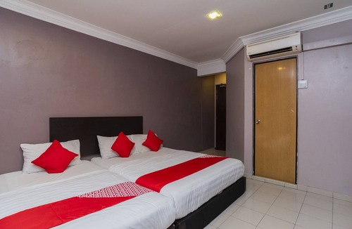 Taman Johor Jaya Hotel | OYO 44027 Golden Horse Hotel