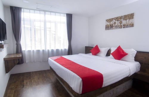 Kuching Hotel | OYO 836 Mandurah Room & Cafe