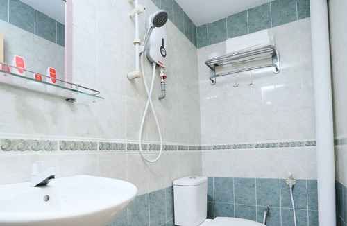 Taman Johor Jaya Hotel | OYO 89672 EG HOTEL JJ