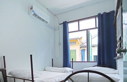 Kampung Lintang House | OYO 90571 Red Door Homestay